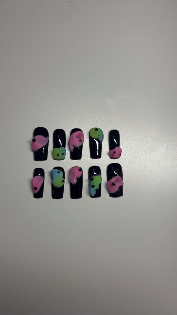 Press on noir avec 3d rose bleu vert violet