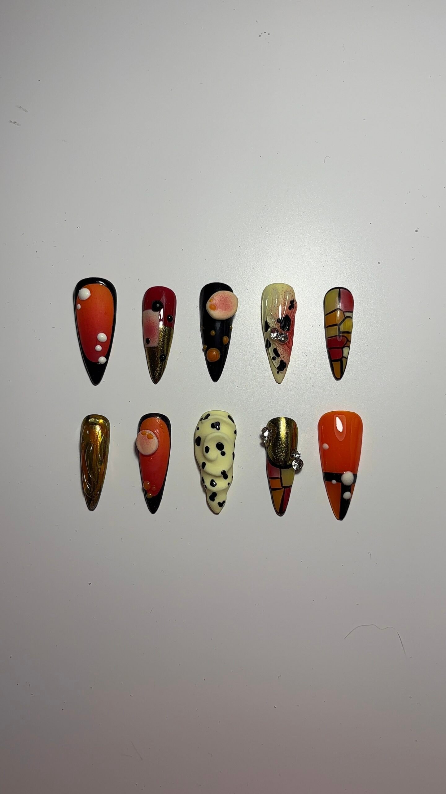 Press on sur mesure, nailart noir, rose, jaune, orange, vernis vitrail, 3d matte, billes, et chrome doré